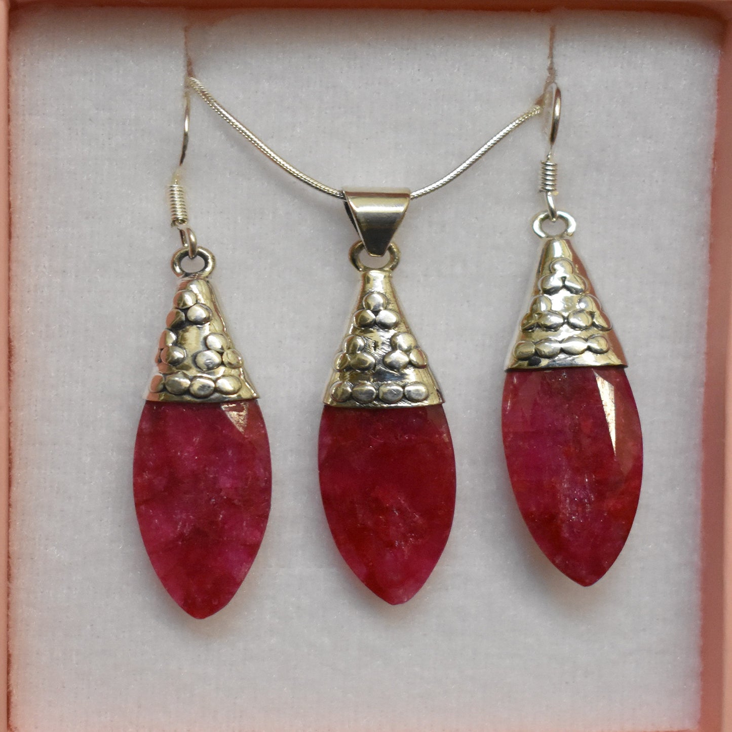 Ganesha Handicrafts, Detailed Ruby Set, Ruby Set, Women's Trending Ruby Set, New Modern Ruby Set, Women's Model Ruby Set, Women's Fashion Detailed Ruby Set.